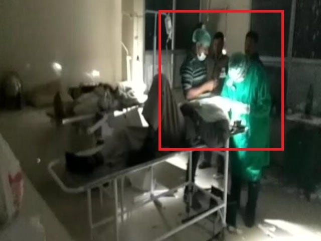 Video : नेशनल रिपोर्टर : यूपी के उन्नाव में टॉर्च की रोशनी में आंख का ऑपरेशन
