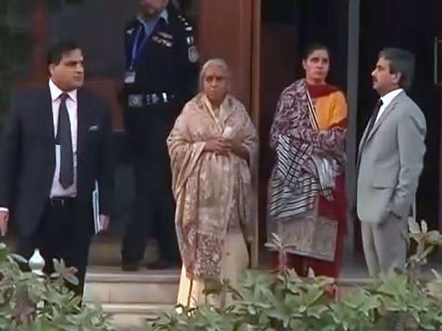 बड़ी खबर : पाक ने जाधव की पत्नी के जूते उतरवा लिए और वापस नहीं किए