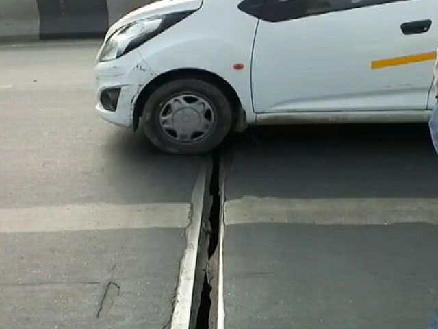 दिल्ली : आश्रम-लाजपत नगर फ्लाईओवर की दरार से रहें सावधान दिल्ली : आश्रम-लाजपत नगर फ्लाईओवर की दरार से रहें सावधान