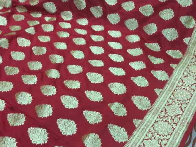 वाराणसी में बनी अनुष्का की साड़ी