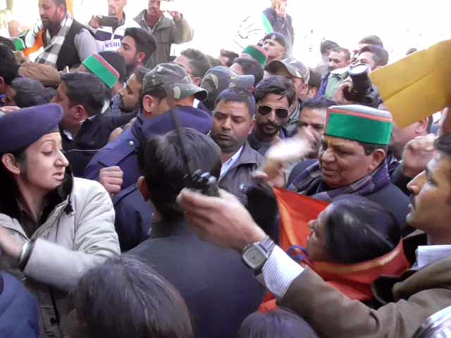 Video : Congress Lawmaker Rushing To Rahul Gandhi Meet Slaps Cop, Gets It Back