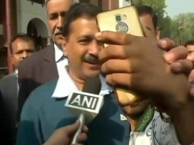 इंडिया 7 बजे : सड़क हादसों और तेजाब हमले के पीड़ितों का इलाज करवाएगी केजरीवाल सरकार