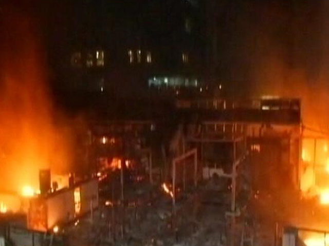 प्राइम टाइम : कमला मिल्स हादसा : शिकायतों के बावजूद क्यों नहीं होती कार्रवाई?