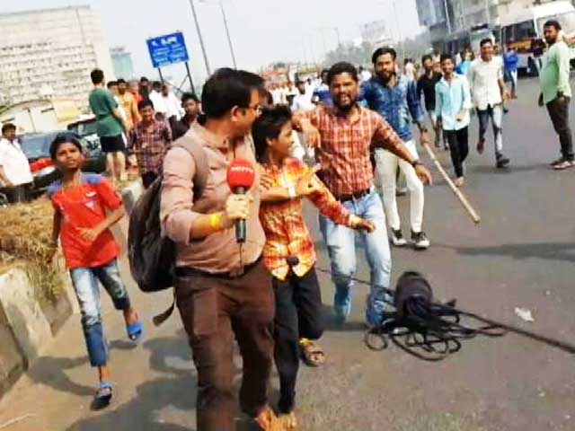 पुणे में दो गुटों में टकराव, एक की मौत, NDTV रिपोर्टर पर भी भीड़ का हमला