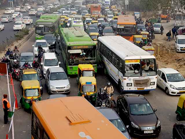 दिल्ली में जाम से छुटकारा नहीं, लाजपत नगर फ्लाइओवर पर चल रहा काम