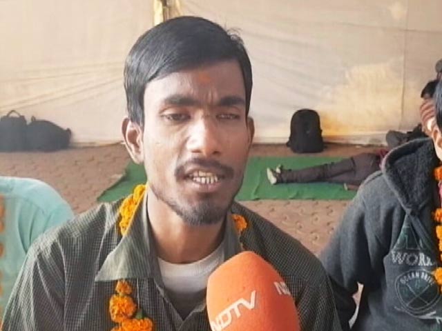 कड़ाके की ठंड में जल सत्याग्रह