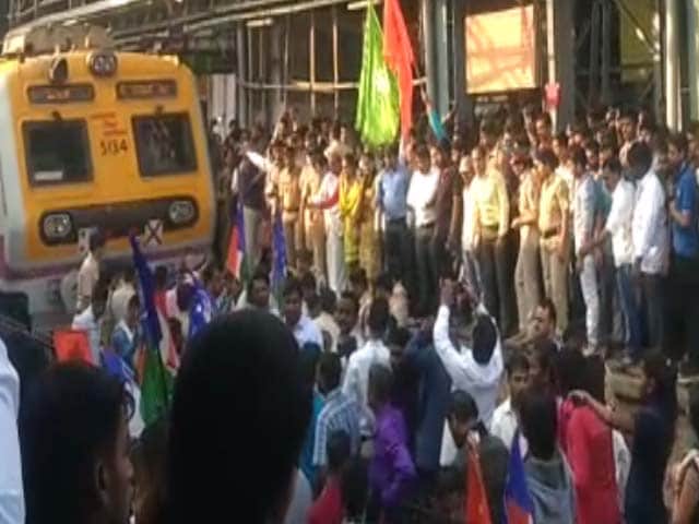 Videos : MoJo: जातीय हिंसा पर मुंबई की रफ़्तार पर लगी ब्रेक, शाम को खत्म हुआ हड़ताल