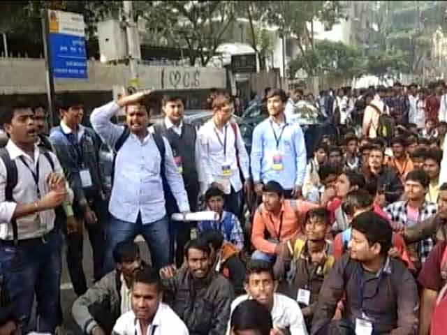 Videos : मुंबई पुलिस ने जिग्‍नेश और खालिद का कार्यक्रम रोका