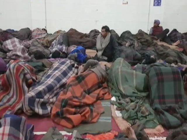 दिल्ली : कड़ाके की ठंड में खुले आसमान के नीचे सोने को मजबूर लोग