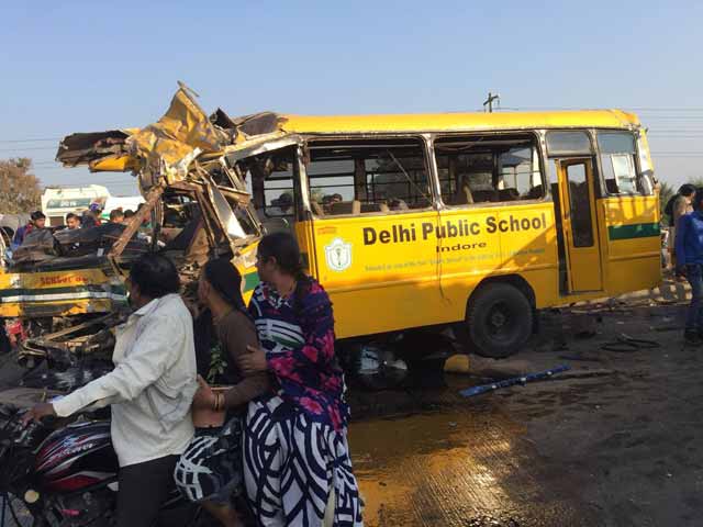 इंदौर में DPS की स्कूल बस और ट्रक की भीषण टक्कर, 6 की मौत