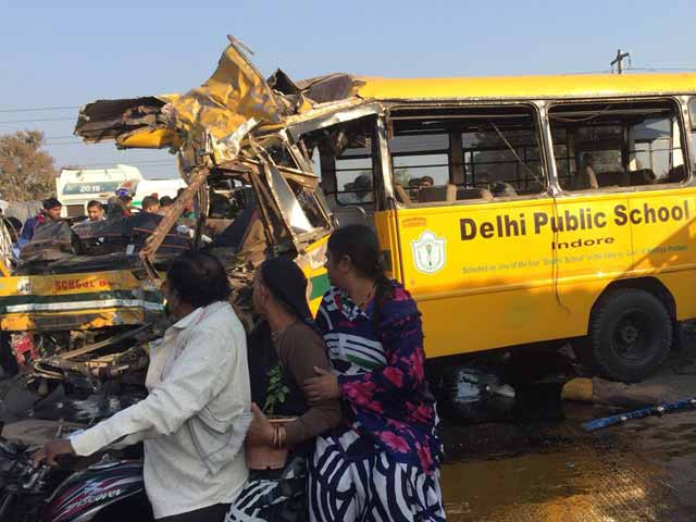 इंदौर में DPS स्कूल बस और ट्रक की भीषण टक्कर, 6 की मौत