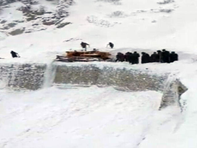 पुलवामा में बर्फीला तूफान, 4 की मौत