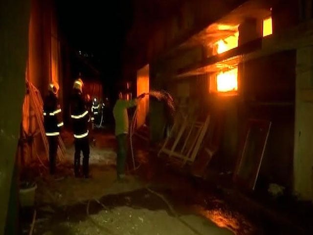 Videos : मुंबई के सिनेविस्टा स्टूडियो में भीषण आग, चल रही थी टीवी सीरियल की शूटिंग