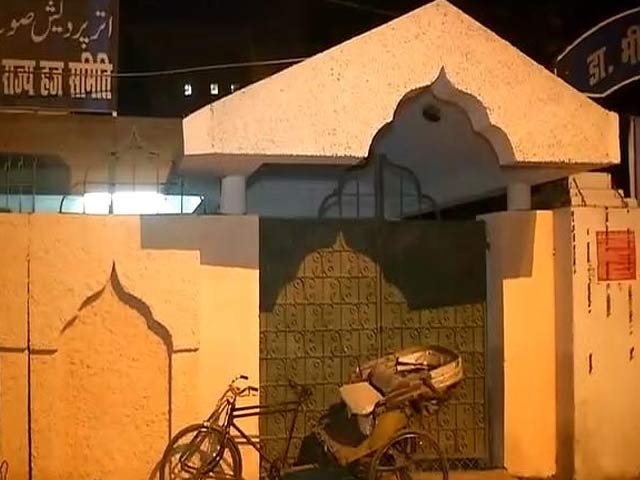 यूपी में हज हाउस की चाहरदीवारी की अब हल्के पीले रंग से की गई पुताई