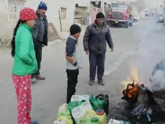 उत्तर भारत में कड़ाके की ठंड, लद्दाख में भारी बर्फ़बारी