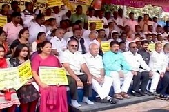 कर्नाटक में नेताओं ने कसी कमर, बीजेपी-कांग्रेस दोनों सक्रिय कर्नाटक में नेताओं ने कसी कमर, बीजेपी-कांग्रेस दोनों सक्रिय