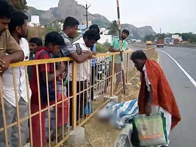 Man Dies On Bus, Driver Offloads His Body, Friend On Highway In Tamil Nadu
