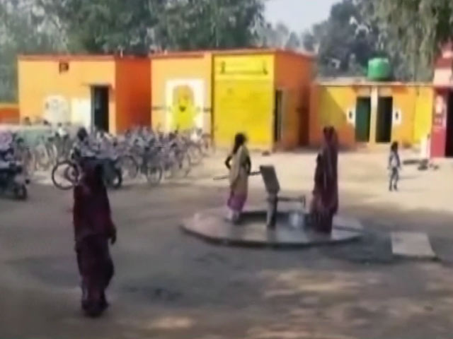 योगी राज में अब शौचालय भी भगवा!