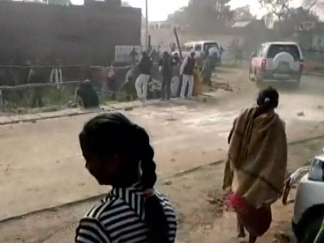 Videos : बक्सर में मुख्यमंत्री नीतीश कुमार के काफिले पर पथराव