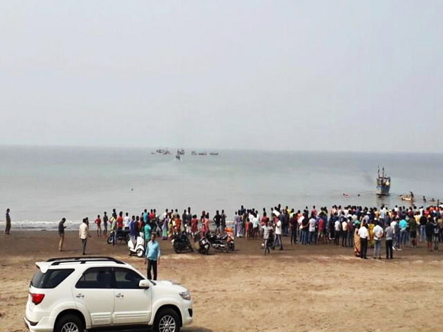 महाराष्‍ट्र : बच्‍चों से भरी नाव समुद्र में पलटी, 2 की मौत