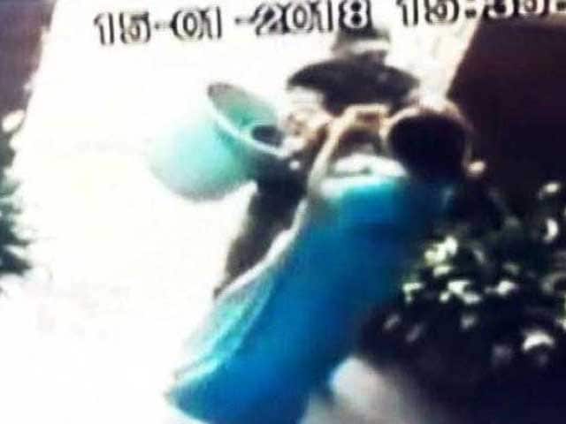 Video : बेंगलुरु में चेन लुटेरे से भिड़ी महिला, वीडियो वायरल