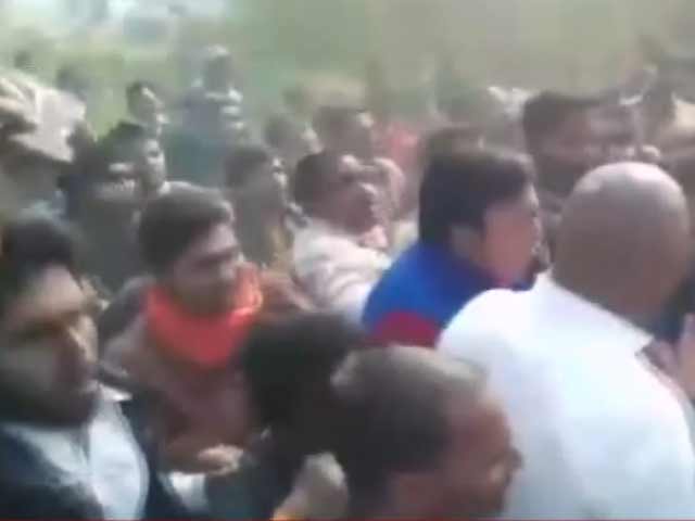 अमेठी में राहुल गांधी का रोड शो, फ़रियादियों की भीड़ उमड़ी