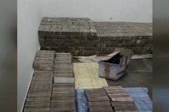 'Bed Of Cash' In UP: Nearly Rs. 100 Crore In Banned Notes At Kanpur Home 'Bed Of Cash' In UP: Nearly Rs. 100 Crore In Banned Notes At Kanpur Home