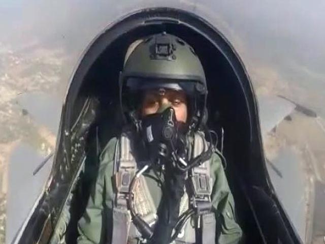 सिटी सेंटर: रक्षा मंत्री ने सुखोई 30 में भरी उड़ान