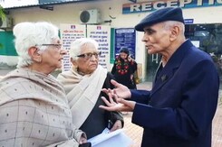 स्मार्ट कार्ड से पेंशनधारियों को सुविधा या परेशानी? स्मार्ट कार्ड से पेंशनधारियों को सुविधा या परेशानी?