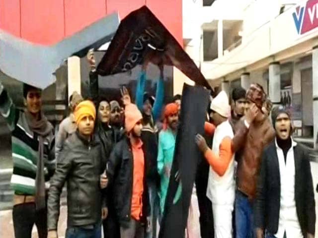 Video : '<i>Padmaavat</i> Shouldn't Run': Karni Sena Vandalises Theatre, Defies Court
