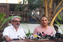 Akshay Kumar Postpones <i>PadMan</i> On Request From <i>Padmaavat</i> Director Sanjay Leela Bhansali Akshay Kumar Postpones <i>PadMan</i> On Request From <i>Padmaavat</i> Director Sanjay Leela Bhansali