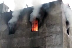 दिल्ली:  प्लास्टिक फैक्ट्री में भीषण आग, 17 लोगों की मौत दिल्ली:  प्लास्टिक फैक्ट्री में भीषण आग, 17 लोगों की मौत