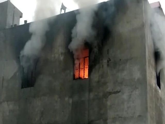 Videos : दिल्ली: बवाना फैक्टरी में आग से 17 की मौत, मृतकों में 10 महिलाएं