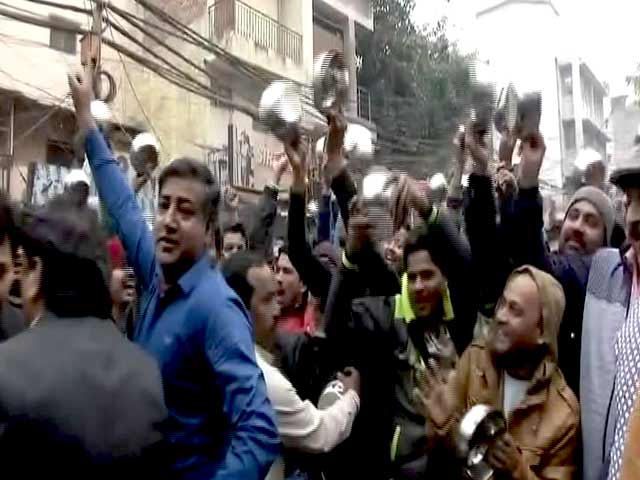 Videos : सीलिंग के विरोध में व्यापारियों ने दिल्ली में निकाला कटोरा मार्च