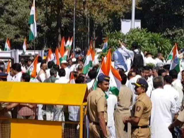 Videos : विपक्ष की 'संविधान बचाओ' रैली के जवाब में बीजेपी की 'तिरंगा' रैली
