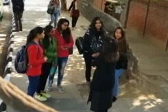 सिटी सेंटर : दिल्ली में डर के साये में लड़कियां सिटी सेंटर : दिल्ली में डर के साये में लड़कियां