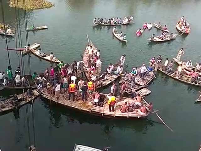 Bengal Bus Slams Through Bridge Into Canal, Police Tear-Gases Mob