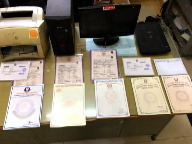 दिल्ली : फर्जी डिग्री बनाने वाले रैकेट का भंडाफोड़