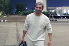 Spotted! Varun Dhawan With His Fans At Mumbai Airport Spotted! Varun Dhawan With His Fans At Mumbai Airport