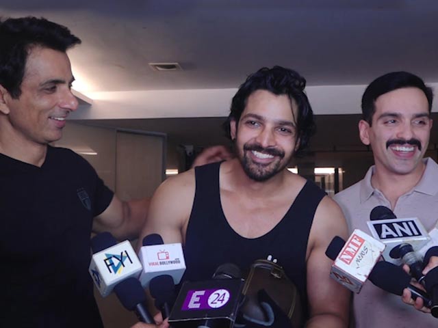 Actors Of JP Dutta's <i>Paltan</i> Party Before Leaving For Chandigarh