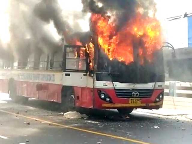 Video : 2 College Students Run Over In Kolkata, Mob Torches 3 Buses