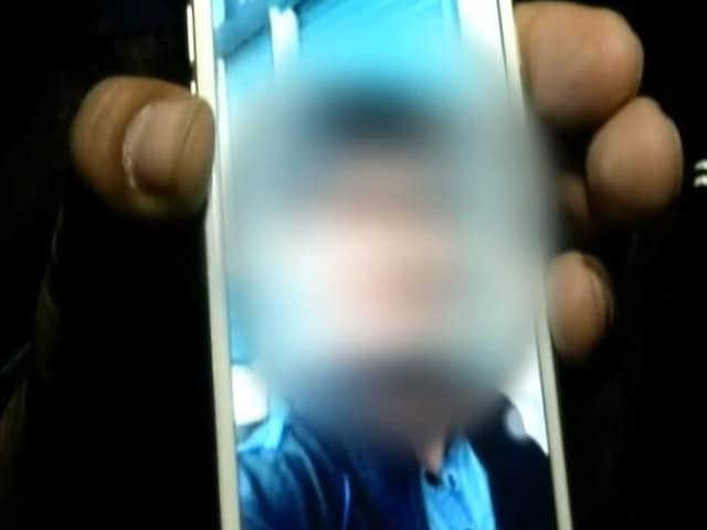 Videos : नोएडा : दरोगा पर नशे में धुत होकर युवक को गोली मारने का आरोप