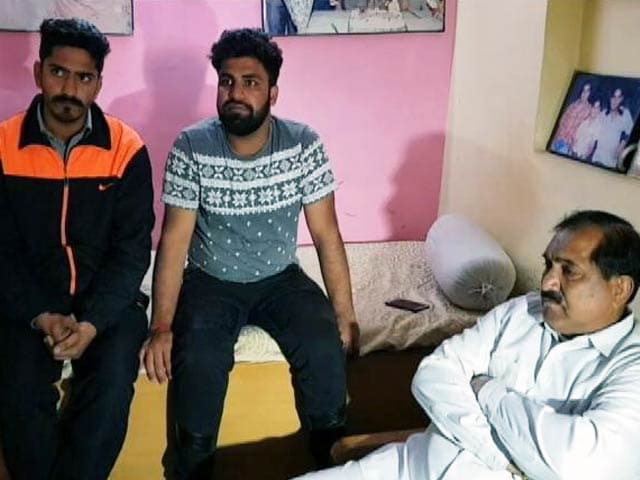 Videos : दिल्ली: SHO पर लोगों को पीटने और जबरन वसूली का आरोप