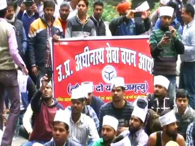 11 महीने बाद भी योगी सरकार रुकी भर्तियों पर नहीं कर पाई फैसला