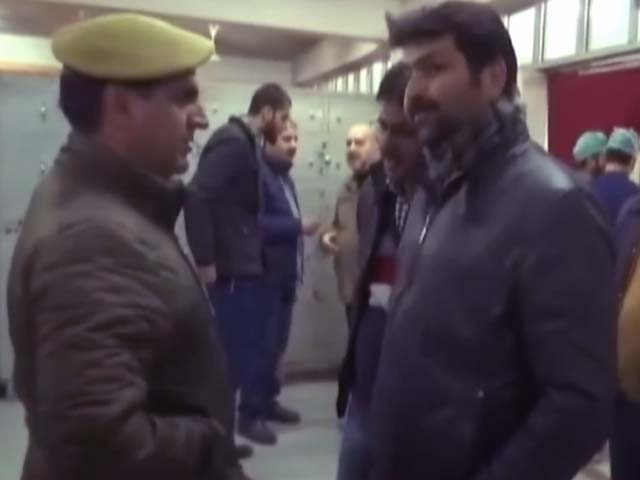 न्यूज टाइम इंडिया: श्रीनगर में अस्पताल पर हमला, आतंकी फरार, दो पुलिस कर्मी शहीद