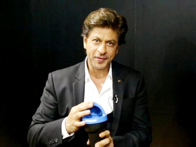 Video : For <i>swachh</i> India, Shah Rukh Khan Appeals Everyone To Keep A Small Bin In Cars