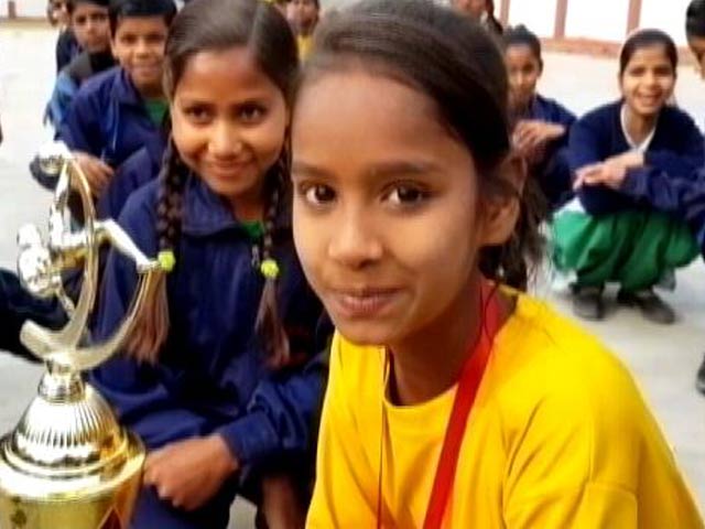 ख़तरों से खेलते स्कूली बच्चे, पढ़ाई का ऐसा जुनून क्यों?