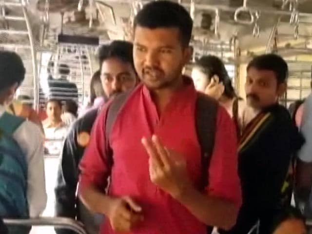 Video : मुंबई में रेल यात्रियों की मुहिम, 'बैग पकड़ जगह बना'