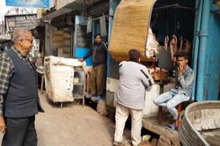 बूचड़खानों पर लगे प्रतिबंध के बाद से रोजी-रोटी को मोहताज लोग बूचड़खानों पर लगे प्रतिबंध के बाद से रोजी-रोटी को मोहताज लोग