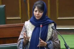 जम्मू-कश्मीर: CM महबूबा मुफ्ती ने कहा, पाक से युद्ध नहीं बातचीत जरूरी जम्मू-कश्मीर: CM महबूबा मुफ्ती ने कहा, पाक से युद्ध नहीं बातचीत जरूरी